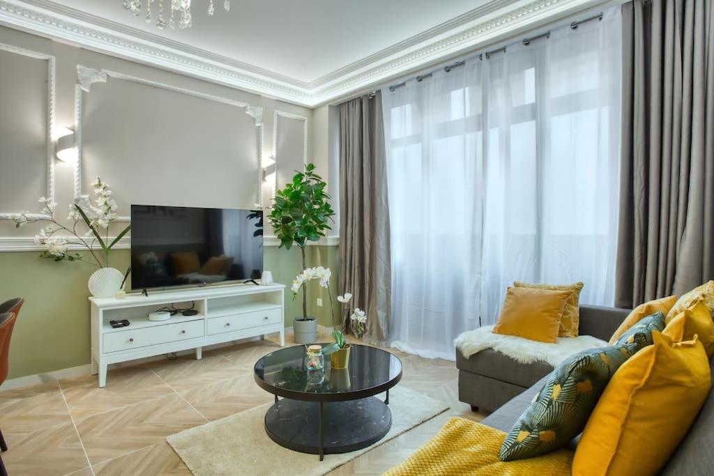 Charming Apart New 2 Bedrooms With Aircon Paris Exterior photo